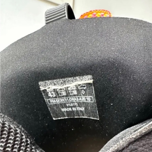 Size 9 - Picture 1 of 6
